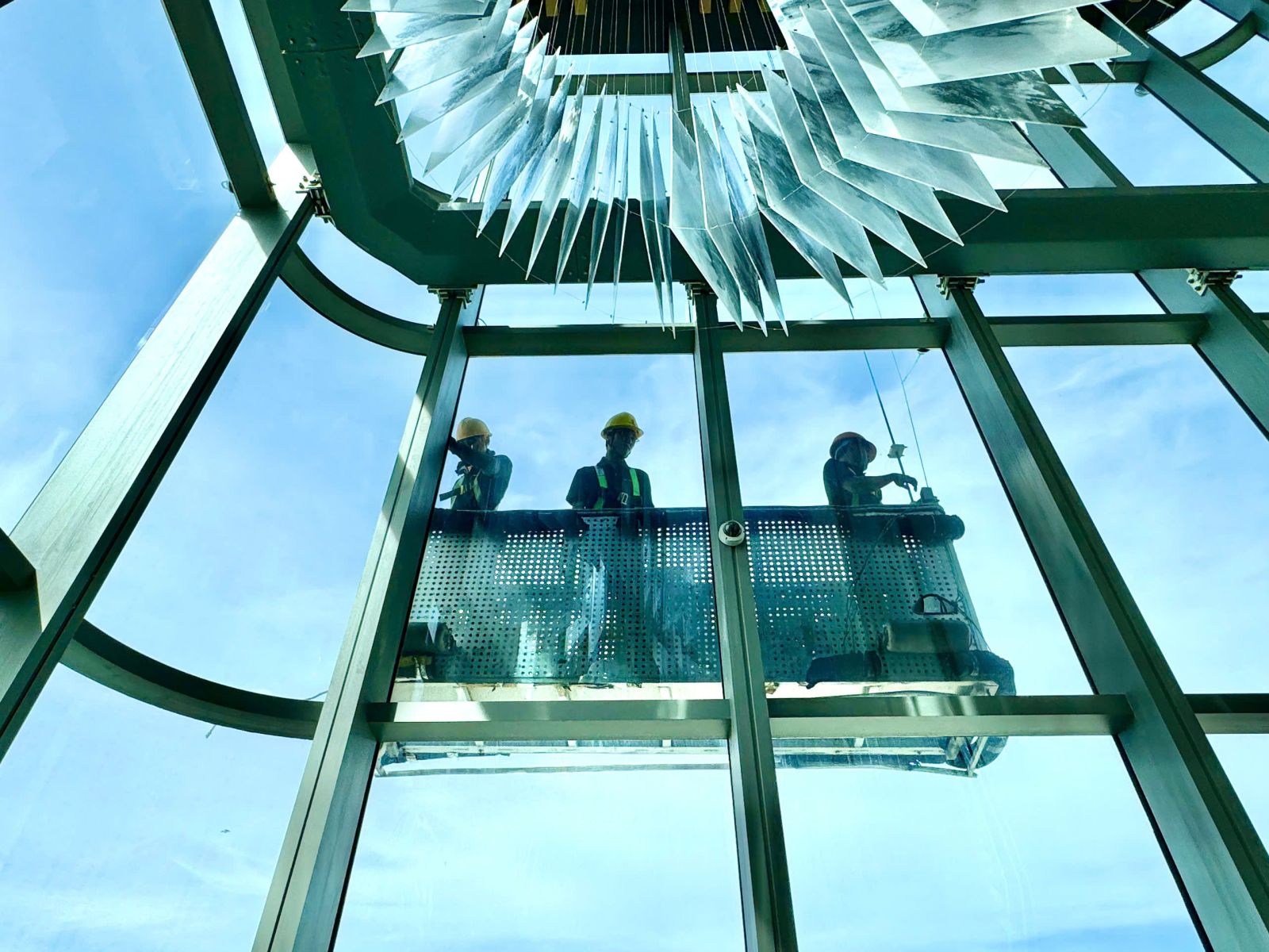 Thi công chống thấm kính, sửa đèn tại toà nhà Landmark 81 - Vincom Central Park