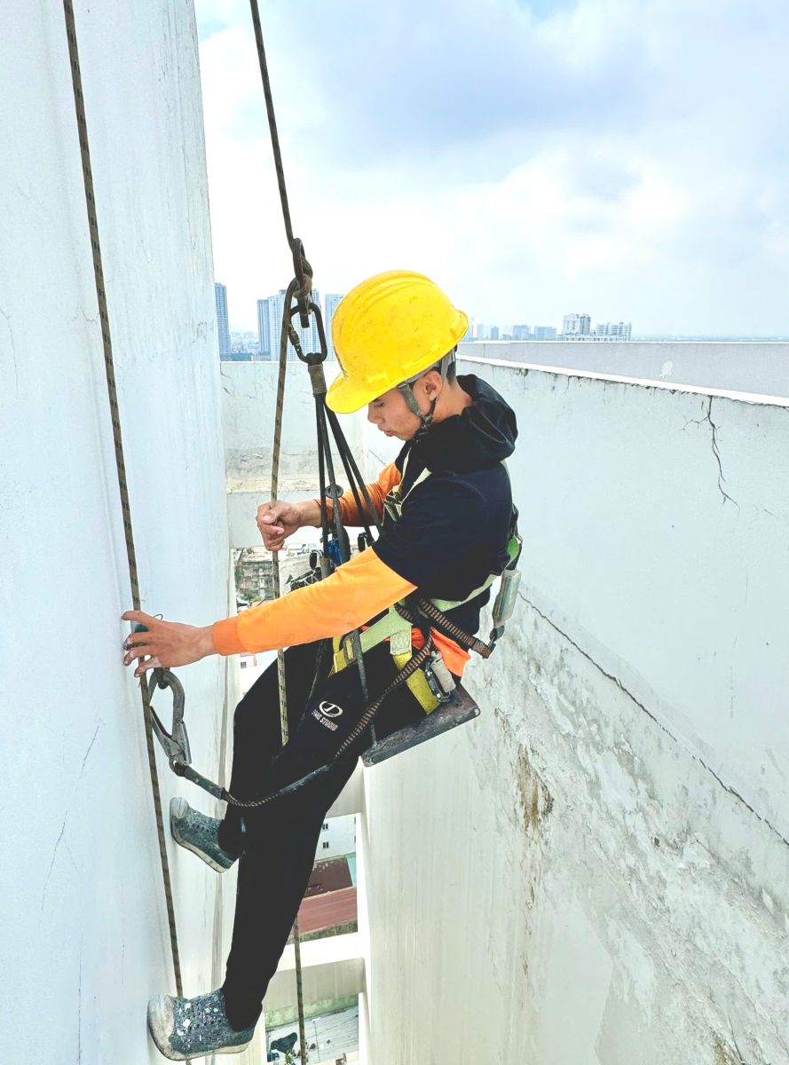 Chống thấm tường mặt ngoài tại toà nhà Galaxy 9 Quận 4